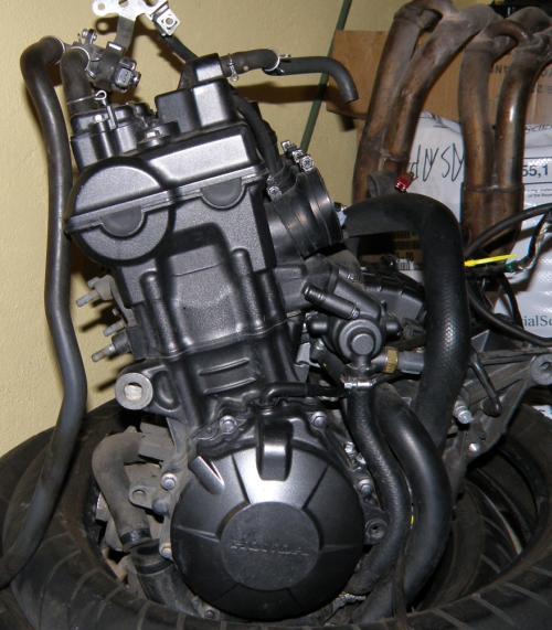 Motor Honda CBR 600 Hornet: zboku